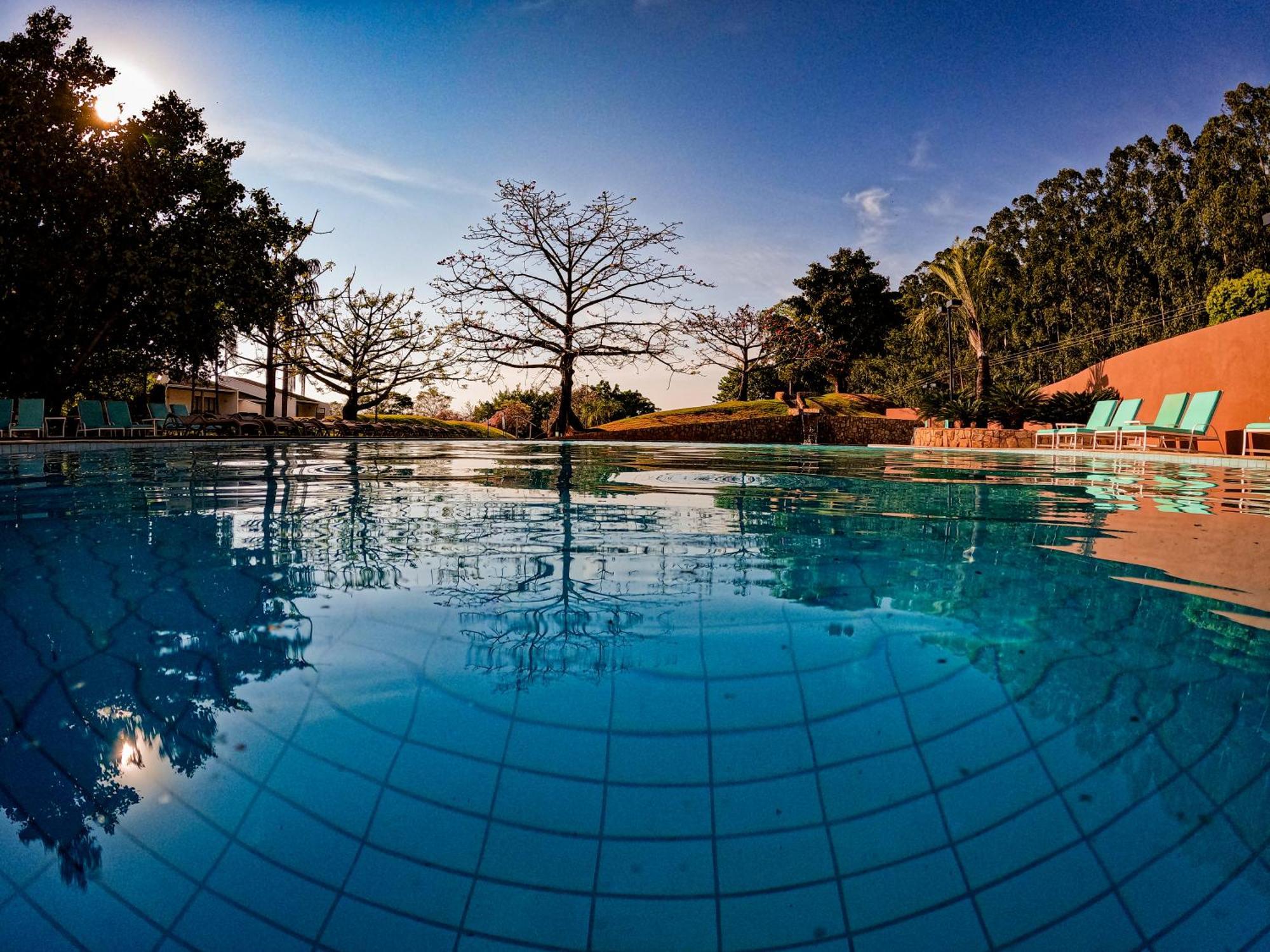 Blue Tree Thermas De Lins Resort Exterior foto The swimming pool at the resort