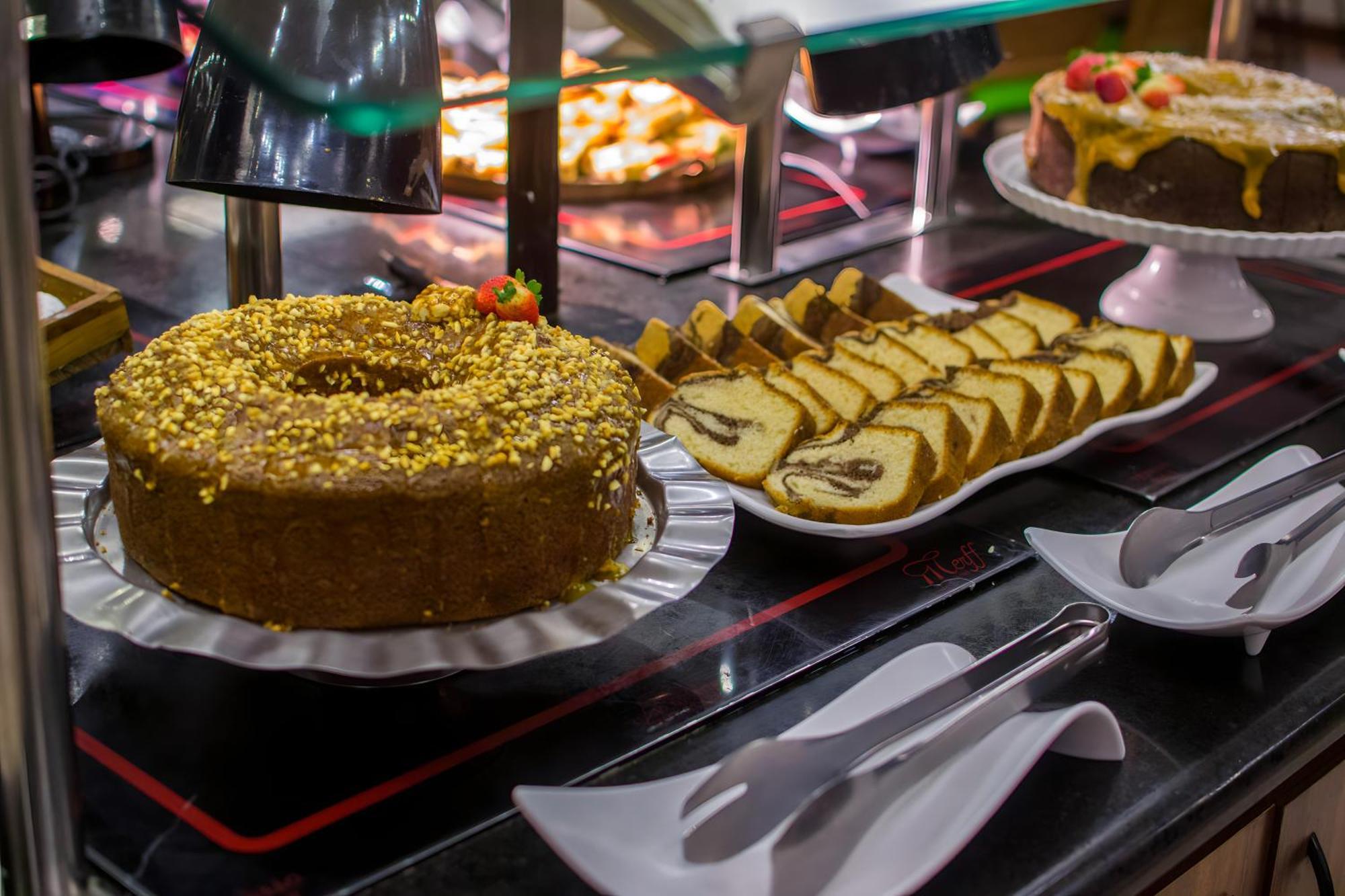 Blue Tree Thermas De Lins Resort Exterior foto A dessert buffet